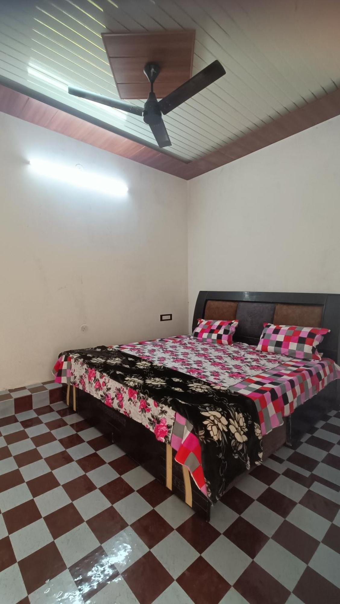 Keshav Narayan Home Stay Матхура Экстерьер фото